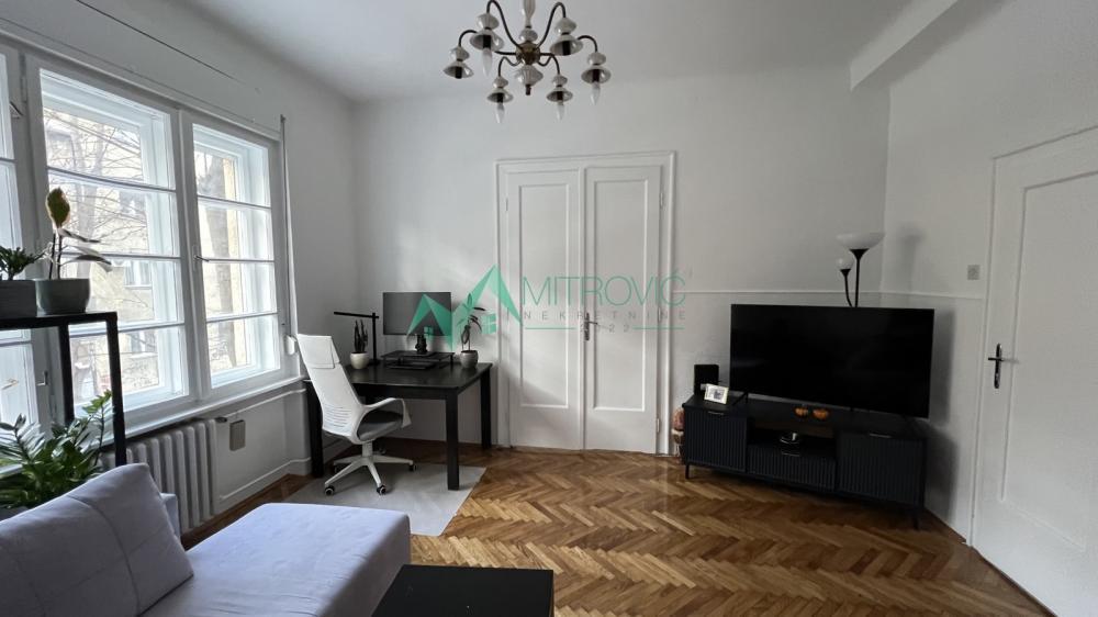 Glavna slika -FENOMENALAN DVOSOBAN, SALONSKI STAN OD 56m² U CENTRU – KEJ- izuzetna ponuda 