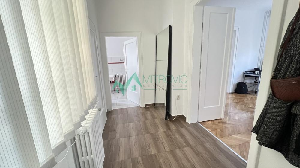 Slika 7 - FENOMENALAN DVOSOBAN, SALONSKI STAN OD 56m² U CENTRU – KEJ- izuzetna ponuda 