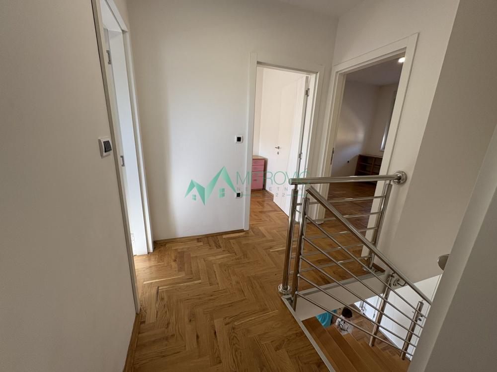 Slika 5 - Duplex sa privatnim dvorištem i dva parking mesta! 