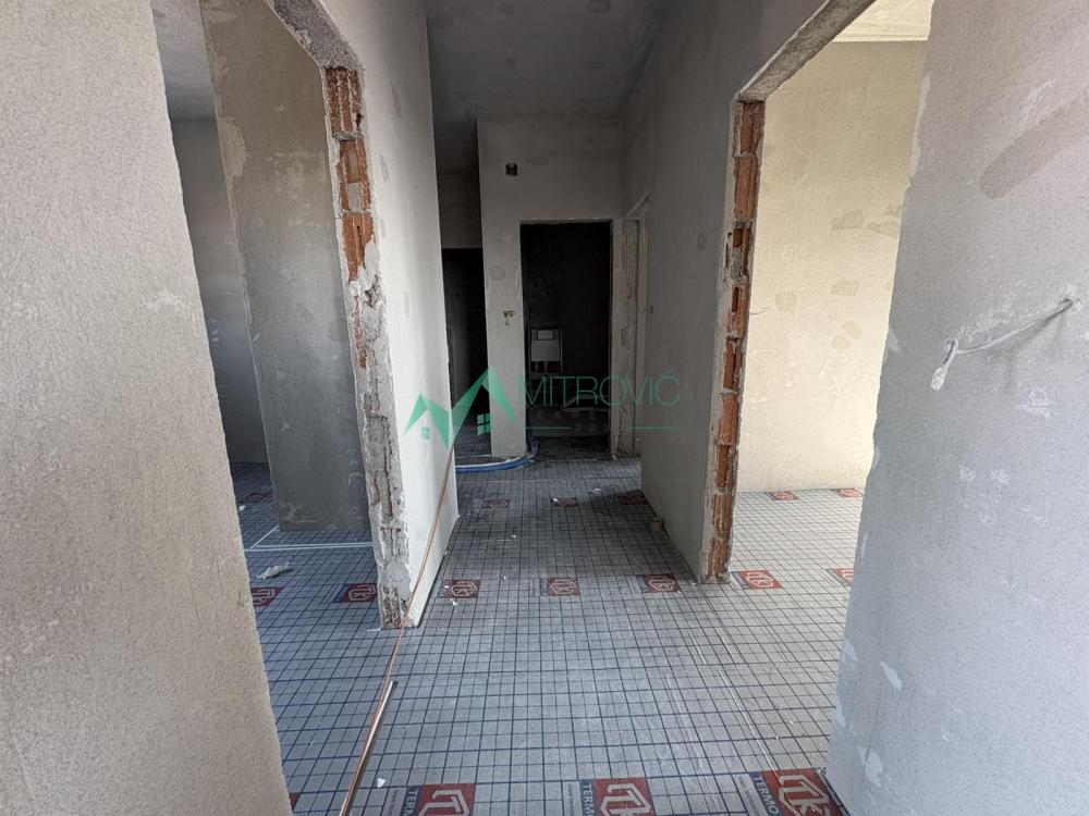 Slika 2 - Troiposoban stan u izgradnji, moderna vila, prostrana terasa + gratis parking!