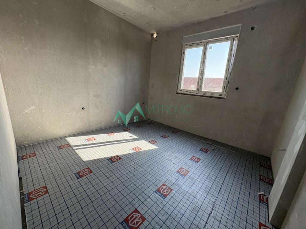 Slika 4 - Troiposoban stan u izgradnji, moderna vila, prostrana terasa + gratis parking!