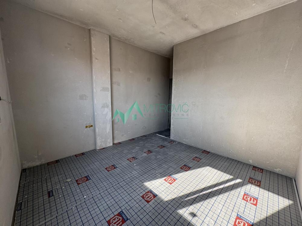 Slika 3 - Troiposoban stan u izgradnji, moderna vila, prostrana terasa + gratis parking!