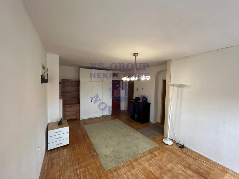 Slika 1 - Odlican dvosoban stan u Centru!