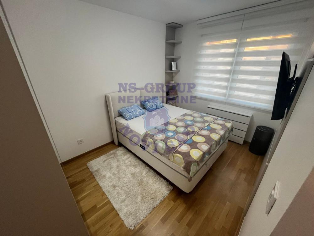 Slika 5 - Četvorosoban, 75m2, Avijatičarsko naselje Novi Sad, sa terasom, ima lift