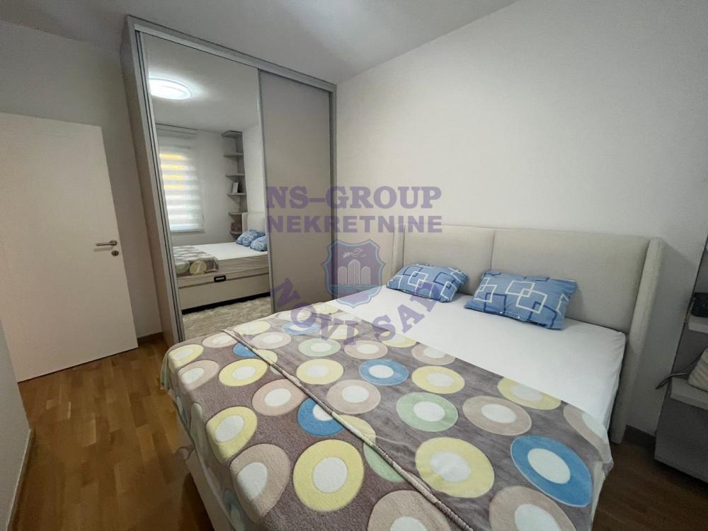 Slika 4 - Četvorosoban, 75m2, Avijatičarsko naselje Novi Sad, sa terasom, ima lift