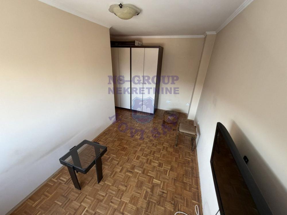 Slika 2 - Dvosoban, 50m2, Socijalno Novi Sad, sa terasom, ima lift