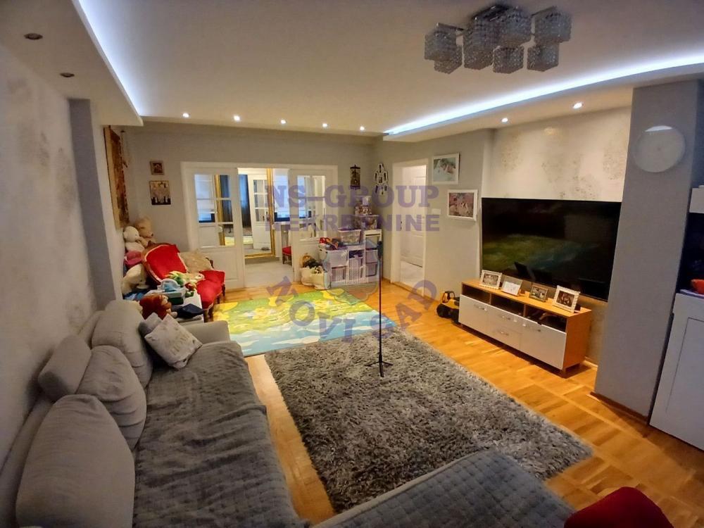 Glavna slika -Četvorosoban stan na Grbavici