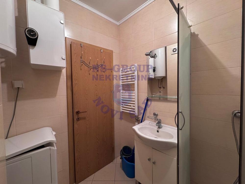 Slika 10 - Dvosoban, 40m2, Bulevar oslobođenja Novi Sad, sa terasom, ima lift