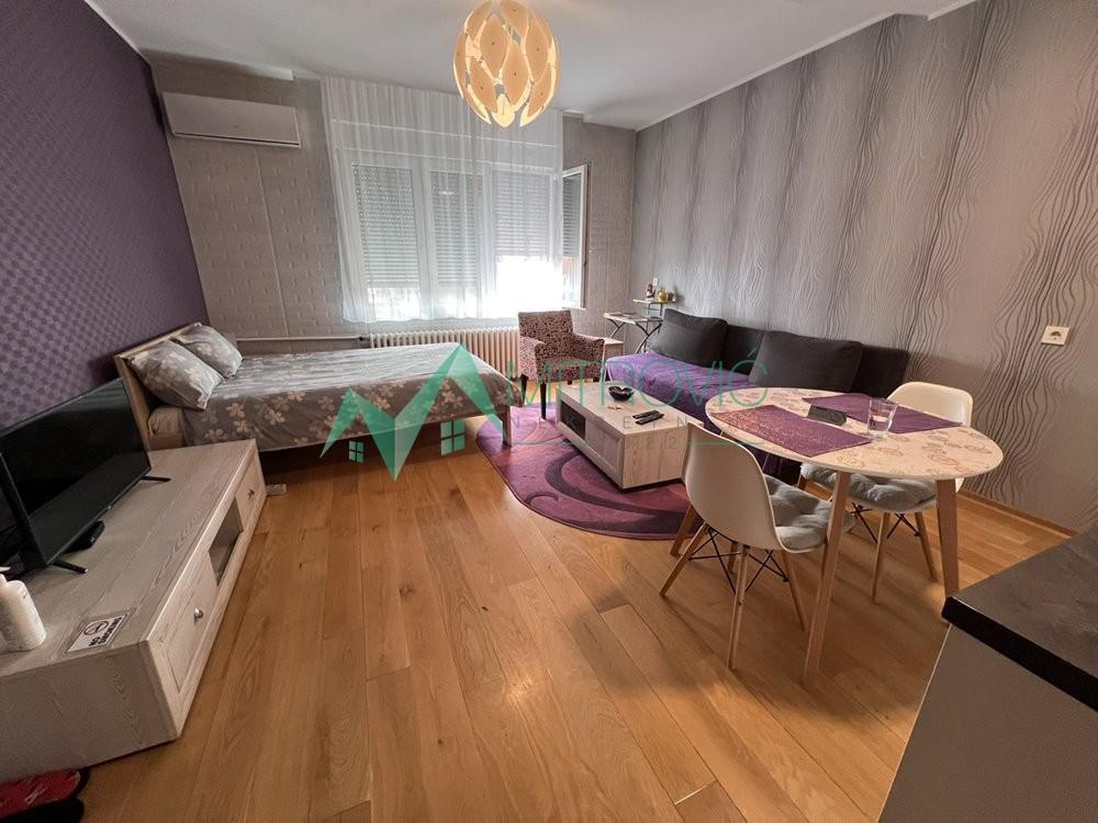 Glavna slika -Novi Sad, strogi centar - Kompletno nameštena garsonjera 