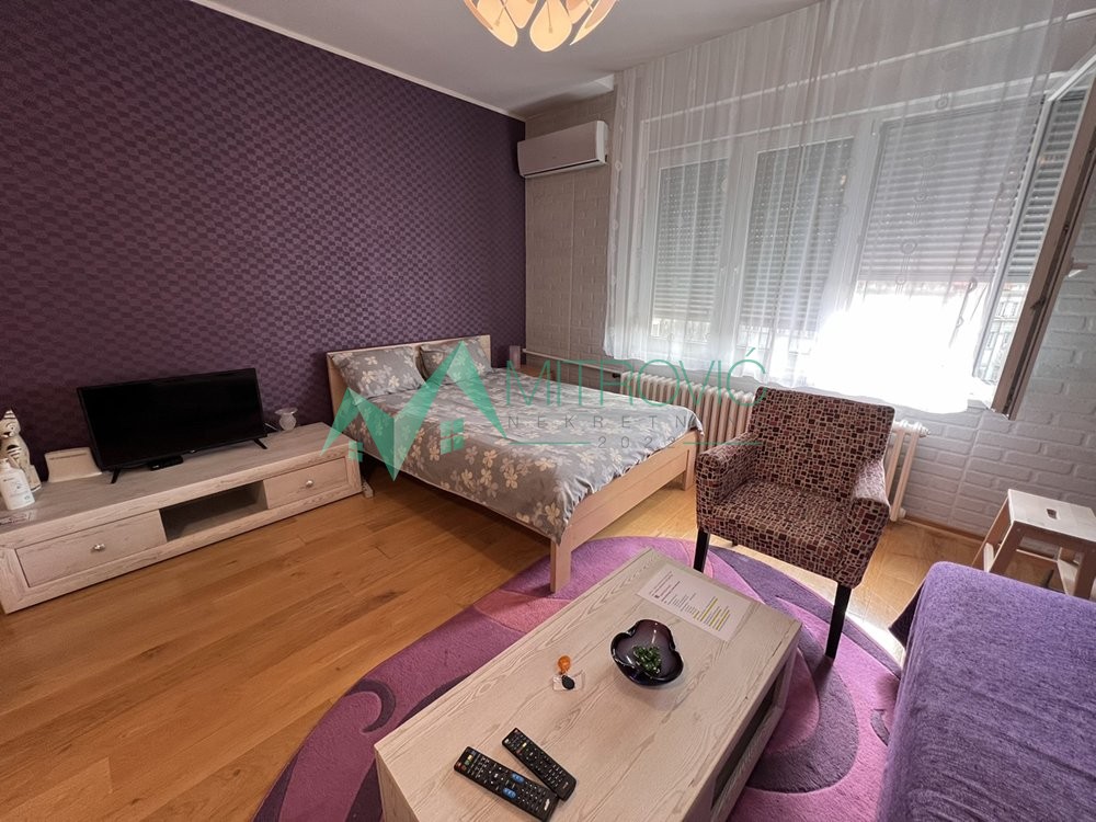 Slika 3 - Novi Sad, strogi centar - Kompletno nameštena garsonjera 