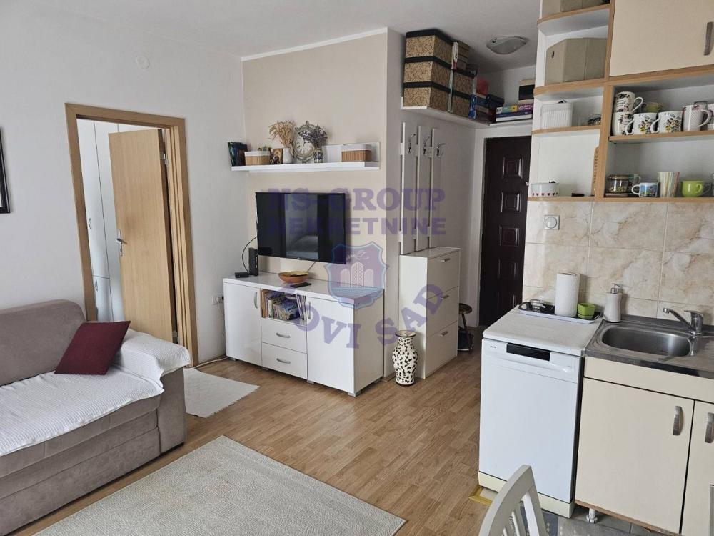 Slika 2 - Jednoiposoban, 31m2, Bulevar patrijarha Pavla (Somborski bulevar) Novi Sad, sa terasom