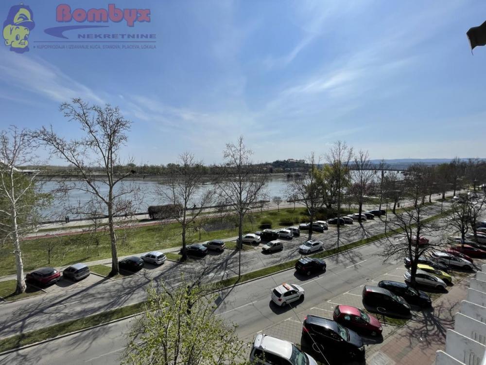 Glavna slika -Trosoban stan 71 na Keju pogled na Dunav PRODAJE SE