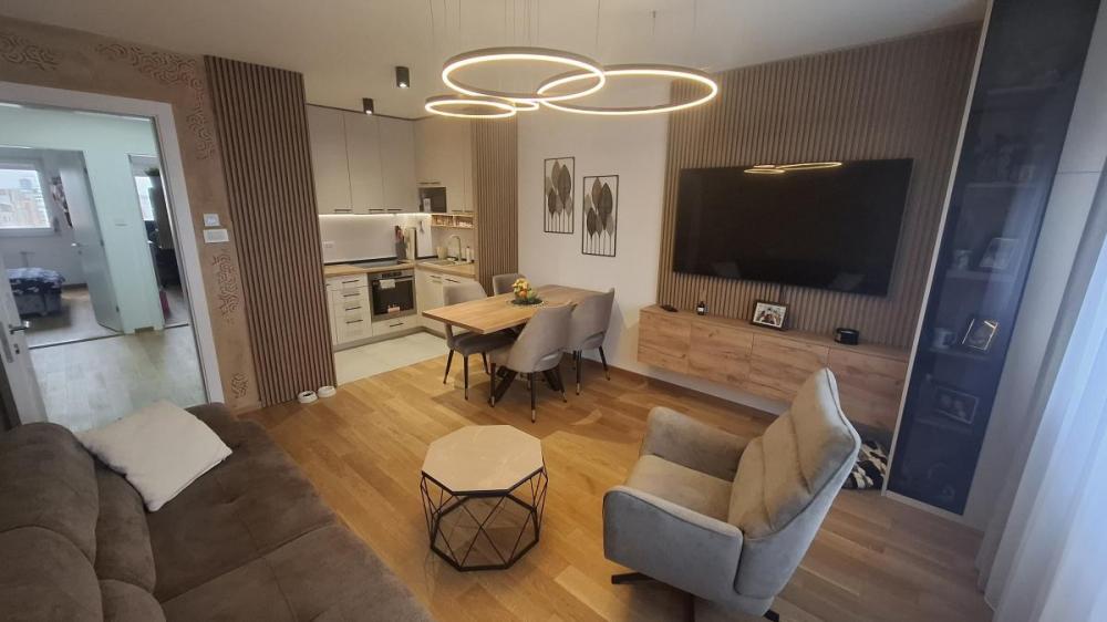 Slika 2 - Četvorosoban LUX stan 80m Bulevar evrope