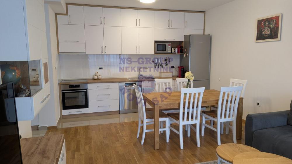 Slika 2 - Odličan trosoban stan u fenomenalnoj zgradi u Novom Sadu!