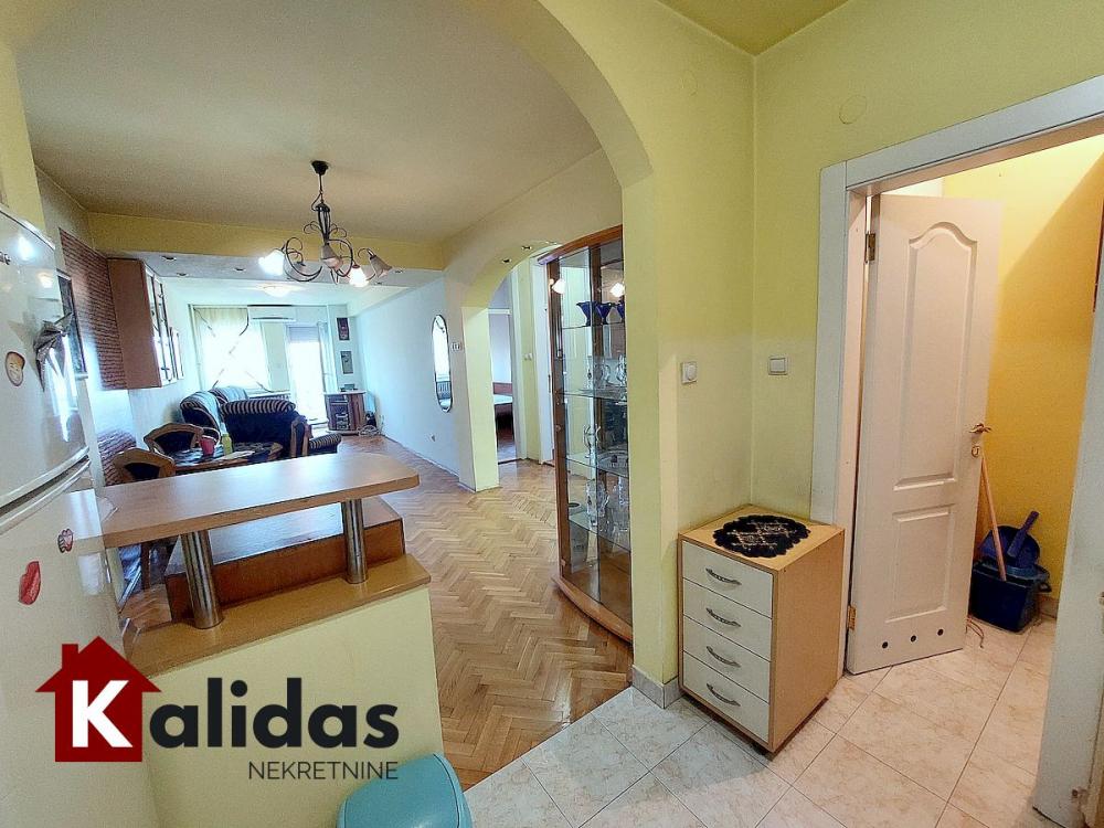 Slika 4 - Stan,NOVI SAD,BULEVAR,kv: 58, € 134400, ID: 1008675