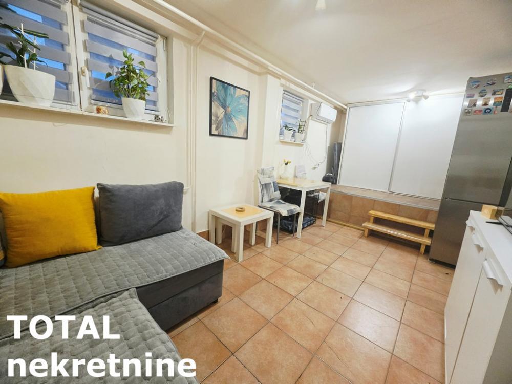 Glavna slika -Stan,NOVI SAD,BULEVAR,kv: 30.00, € 75000, ID: 1102456