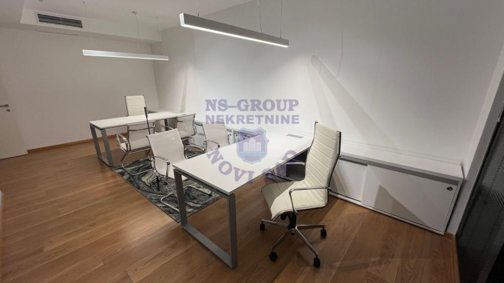 Slika 3 - Trosoban, 101m2, Novi Sad centar Novi Sad, ima lift