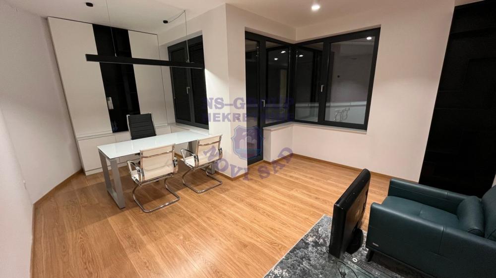 Slika 2 - Trosoban, 101m2, Novi Sad centar Novi Sad, ima lift