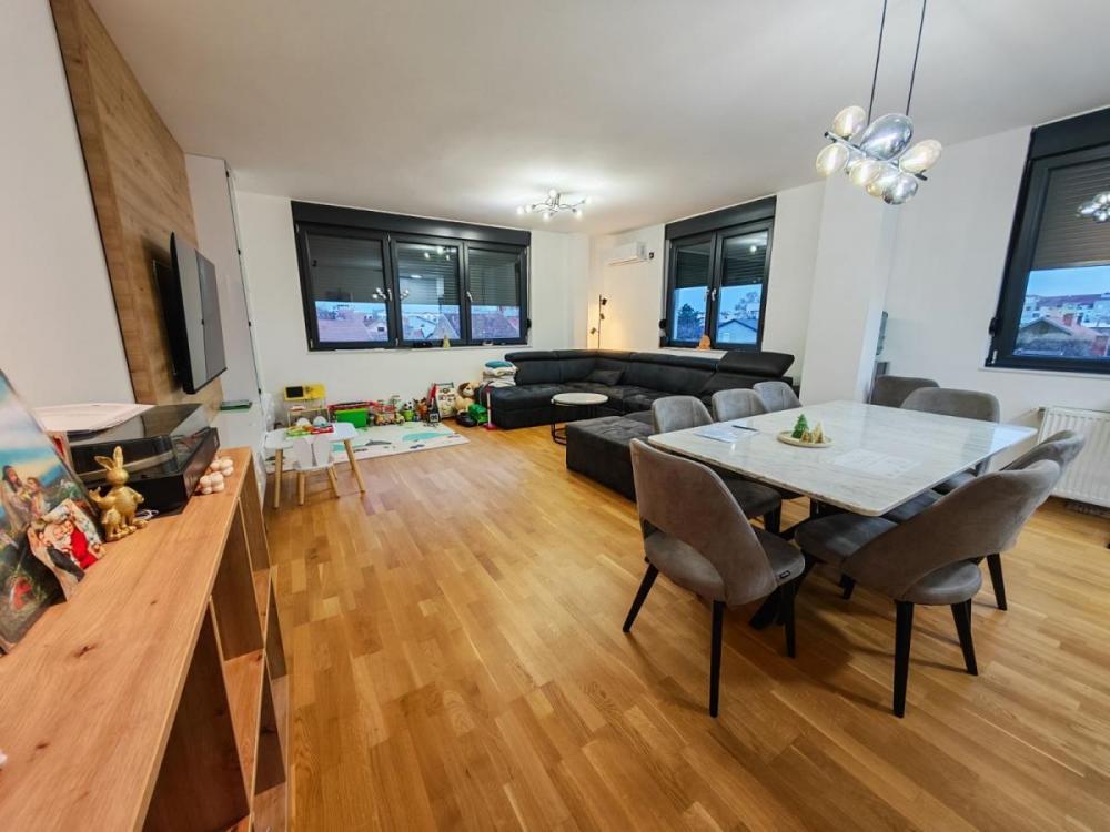 Glavna slika -Troiposoban stan u urbanoj vili, Telep