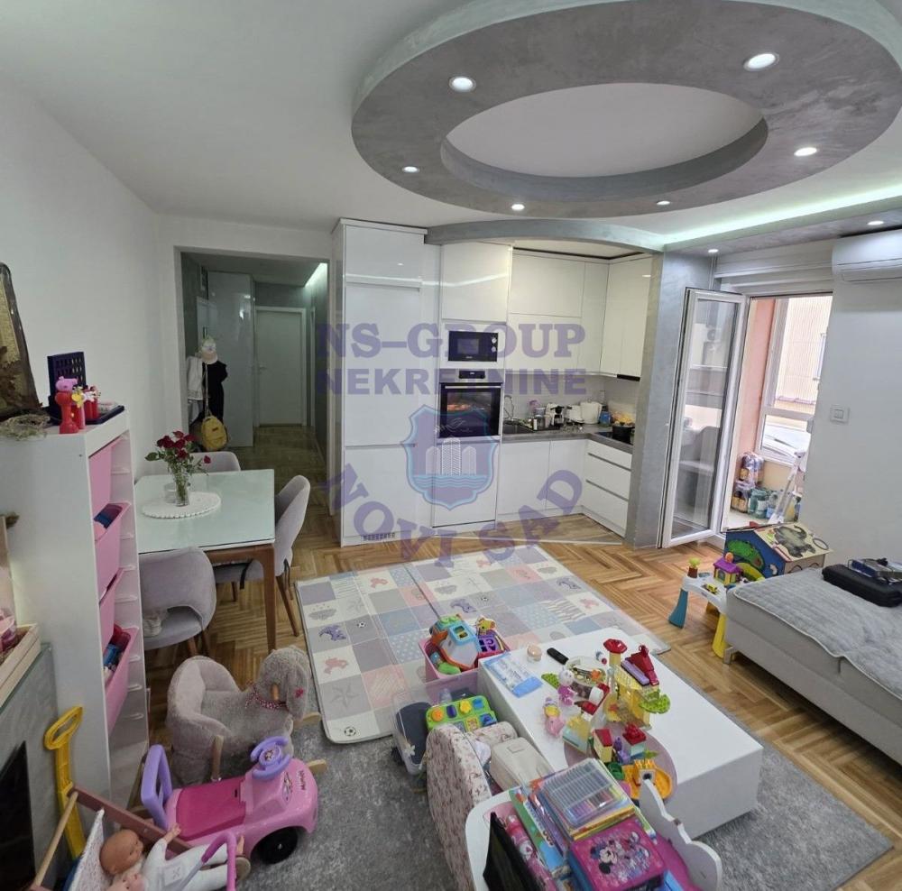 Slika 1 - Trosoban, 58m2, Telep Novi Sad, sa terasom, ima lift