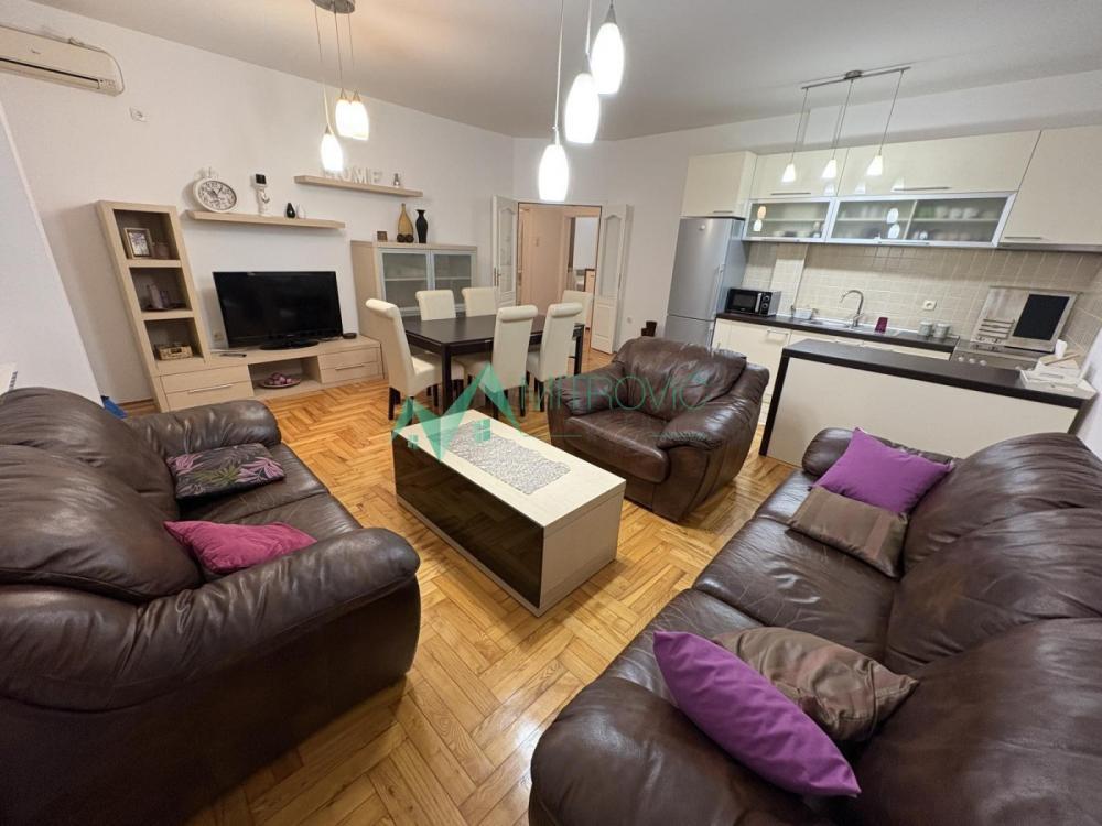 Glavna slika -Moderan kompletno namešten trosoban stan-Bulevar Evrope - izuzetna ponuda 