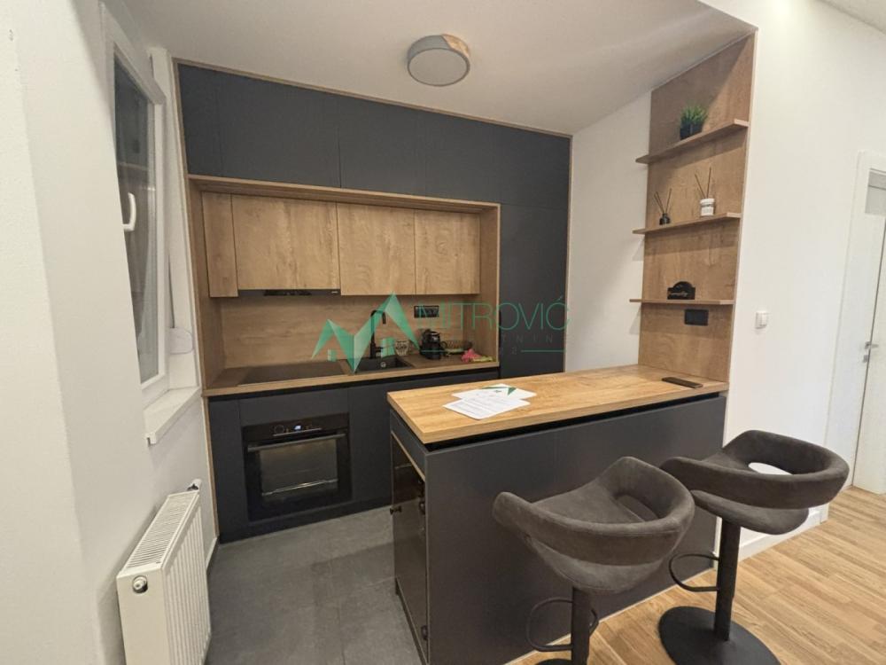 Slika 2 - Prodaje se funkcionalan i kompletno opremljen jednoiposoban stan u Petrovaradinu. 