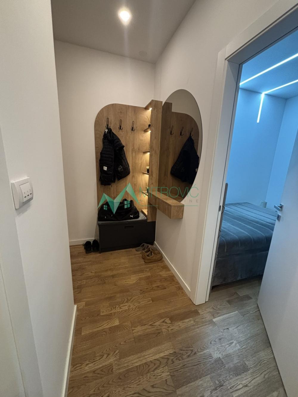 Slika 8 - Prodaje se funkcionalan i kompletno opremljen jednoiposoban stan u Petrovaradinu. 