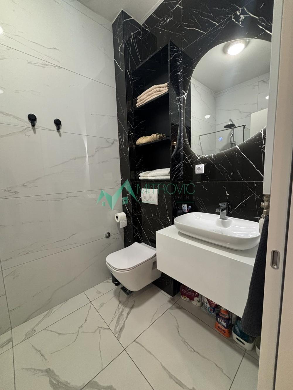 Slika 3 - Prodaje se funkcionalan i kompletno opremljen jednoiposoban stan u Petrovaradinu. 