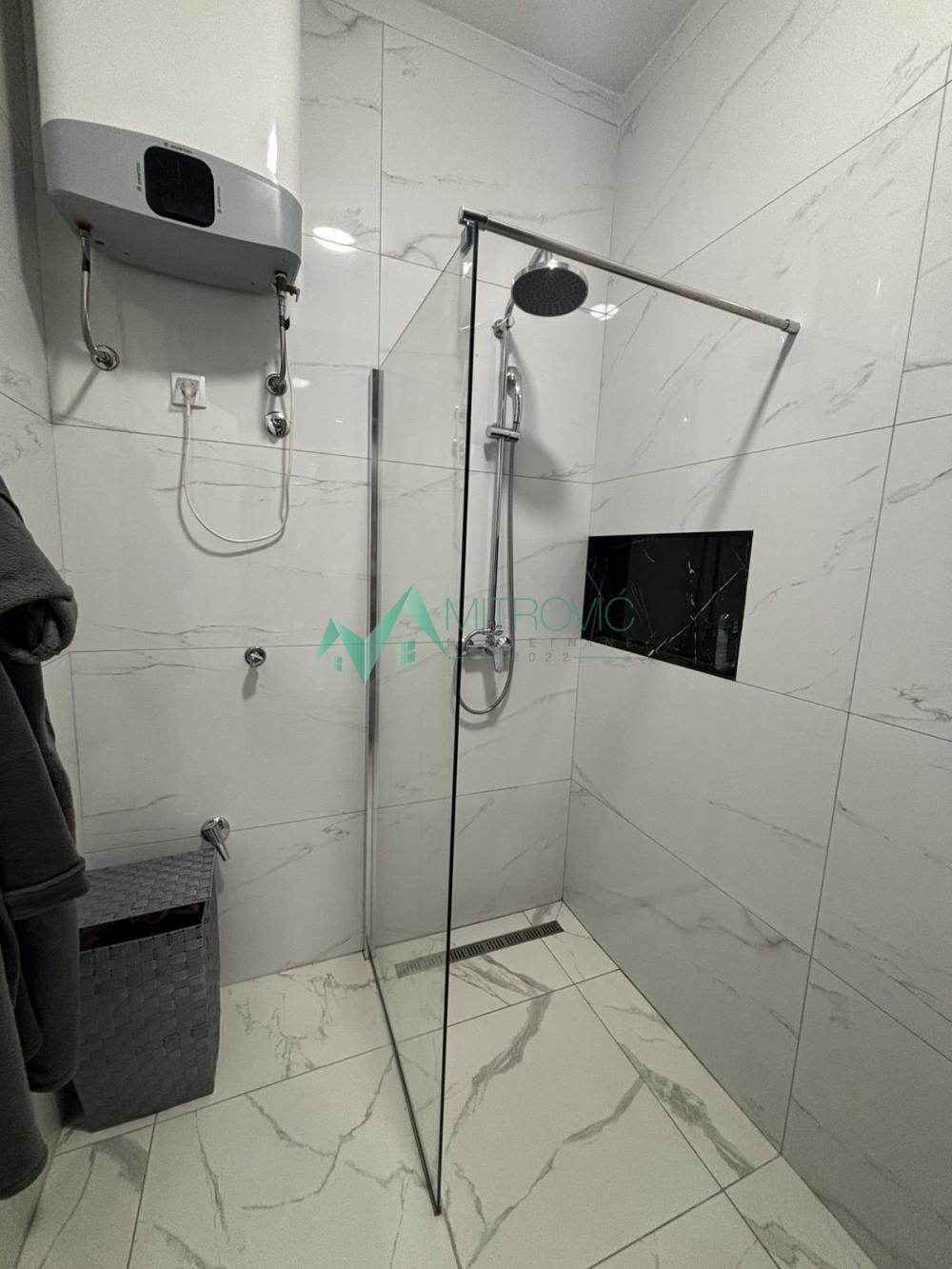 Slika 4 - Prodaje se funkcionalan i kompletno opremljen jednoiposoban stan u Petrovaradinu. 