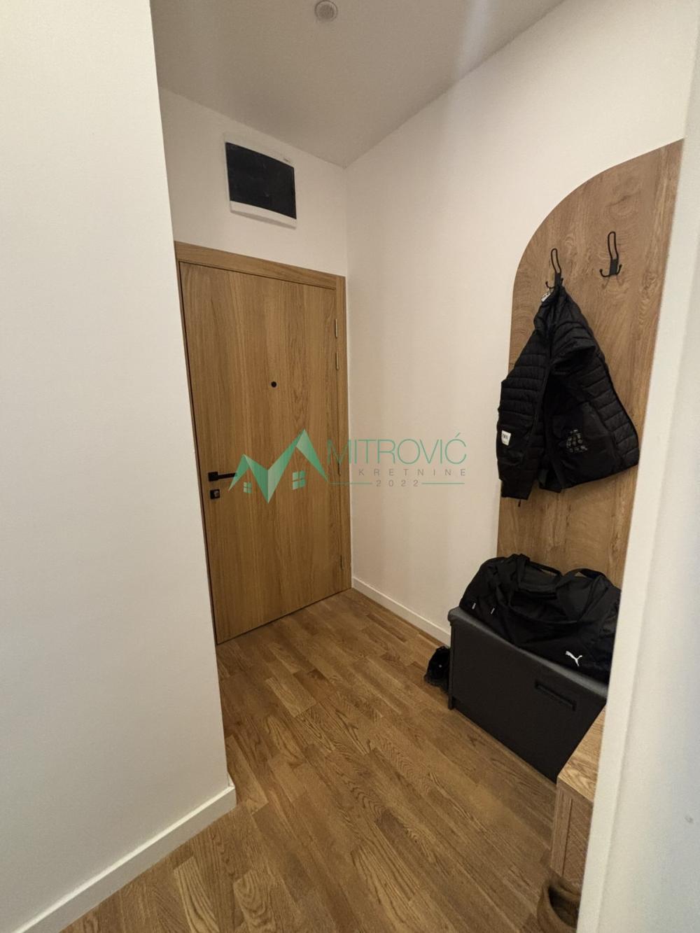 Slika 9 - Prodaje se funkcionalan i kompletno opremljen jednoiposoban stan u Petrovaradinu. 