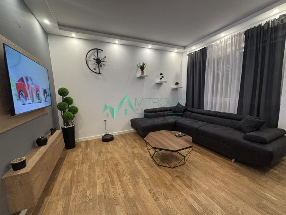 Slika 1 - Prodaje se funkcionalan i kompletno opremljen jednoiposoban stan u Petrovaradinu. 