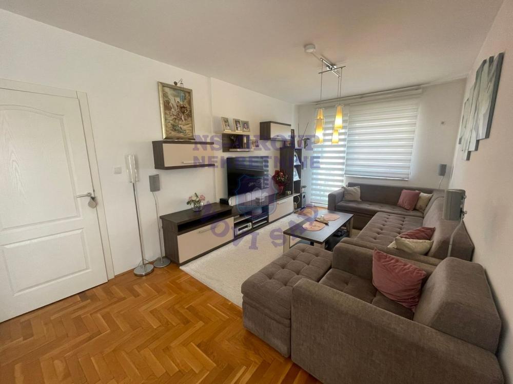 Slika 1 - Trosoban, 62m2, Banatić Novi Sad, sa terasom, ima lift