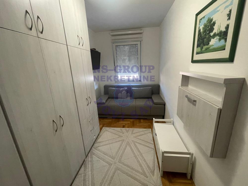 Slika 7 - Trosoban, 62m2, Banatić Novi Sad, sa terasom, ima lift