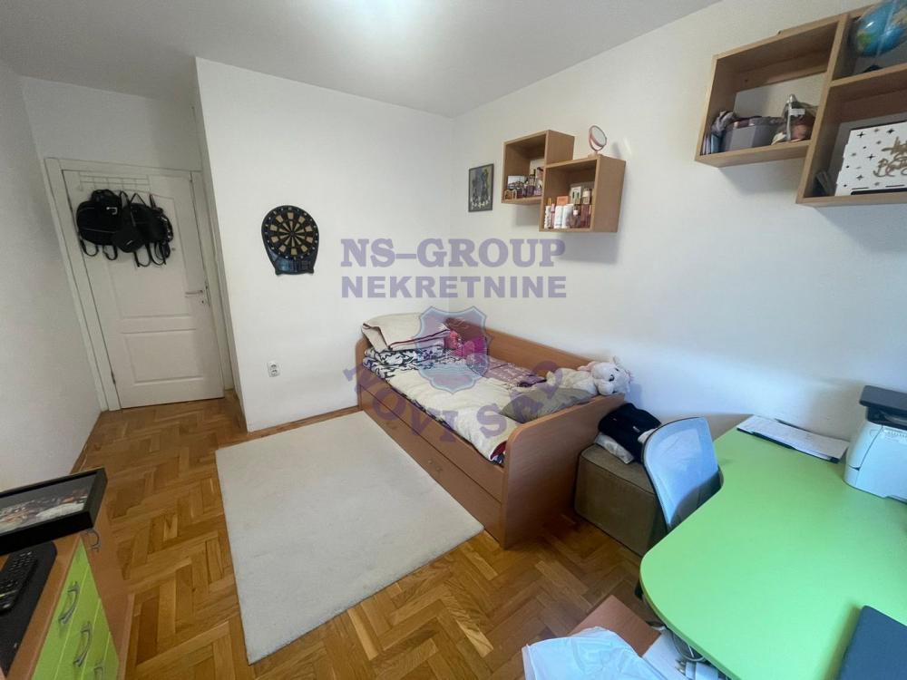 Slika 8 - Trosoban, 62m2, Banatić Novi Sad, sa terasom, ima lift