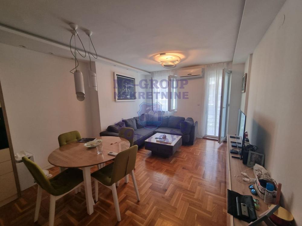 Glavna slika -Trosoban stan na Socijalnom