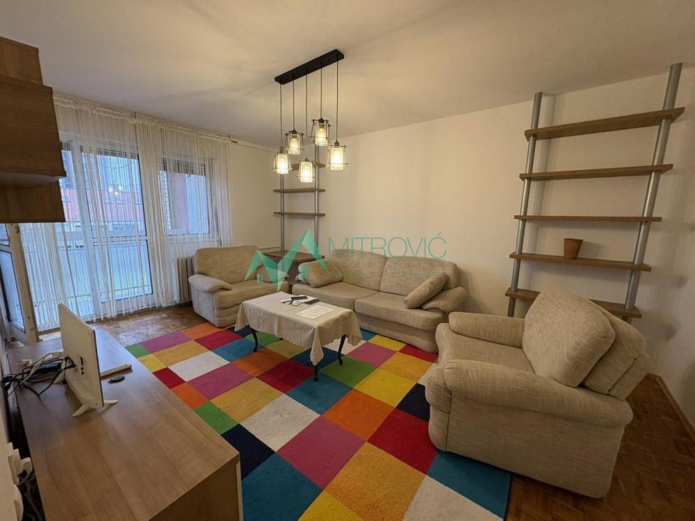 Glavna slika -Komforan trosoban stan na odličnoj lokaciji!