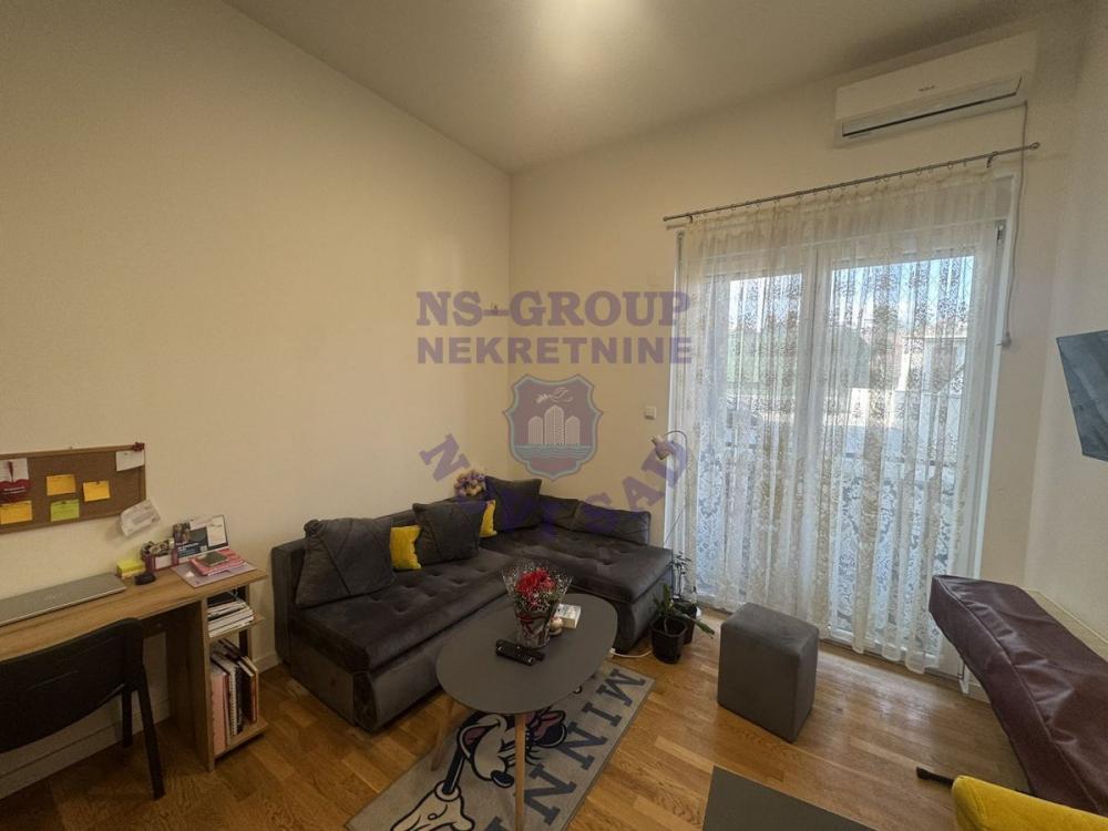 Slika 1 - Odlična, kompletno nameštena garsonjera na Petrovaradinu - Stari Majur