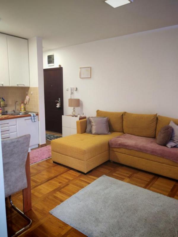 Slika 1 - Opremljena garsonjera u Futoškoj ulici