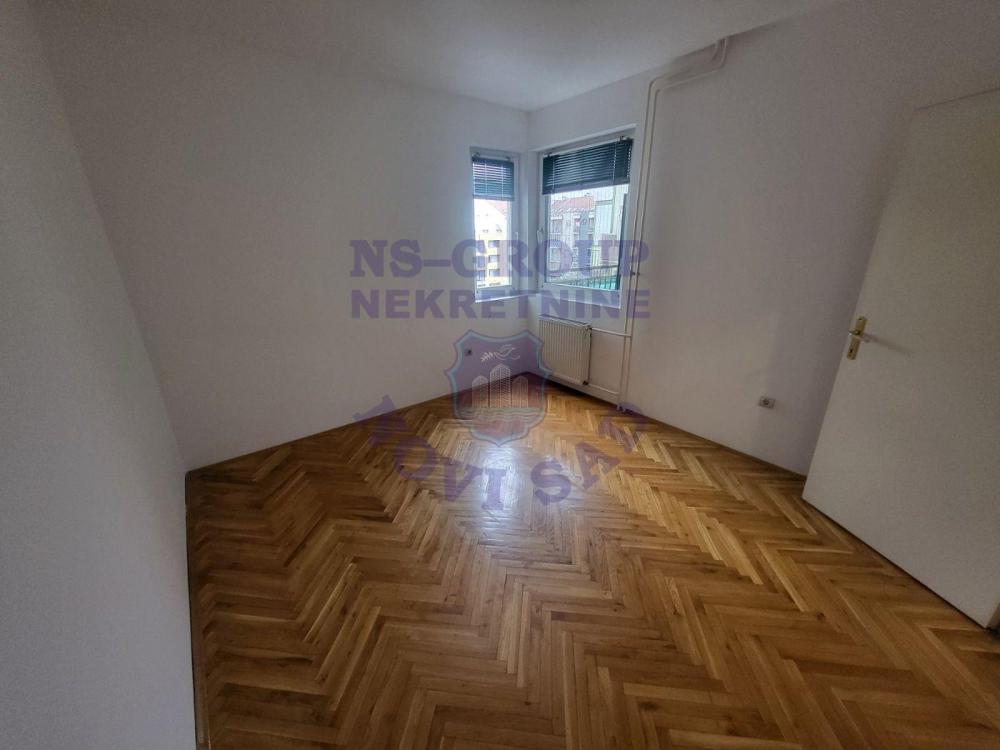 Slika 4 - Dvosoban, 45m2, Socijalno Novi Sad, sa terasom, ima lift