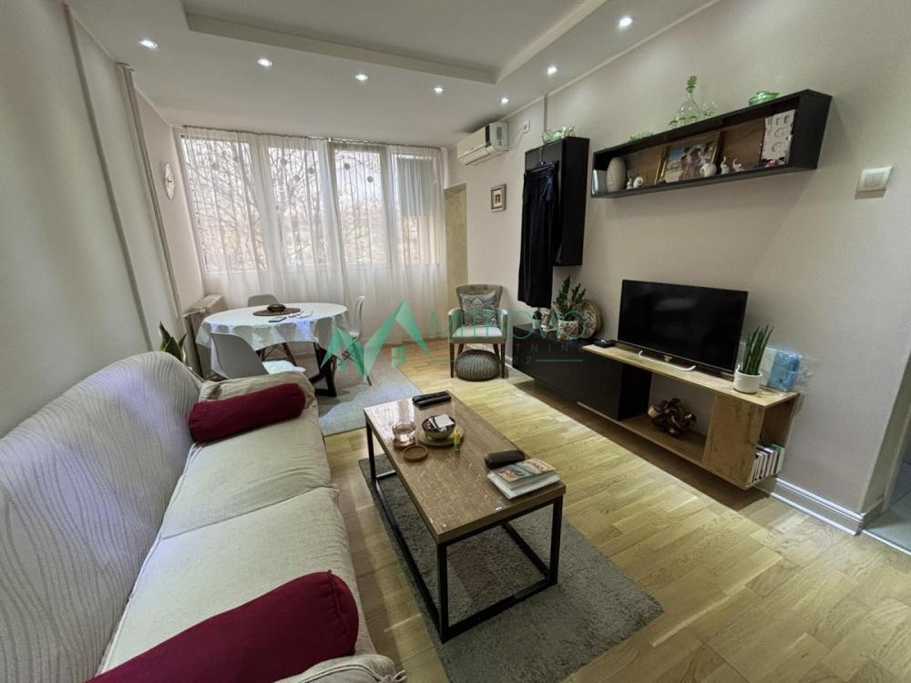 Glavna slika -Renoviran dvoiposoban stan na Detelinari 60m2 