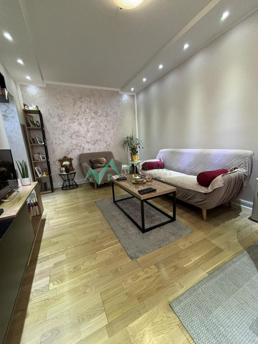 Slika 2 - Renoviran dvoiposoban stan na Detelinari 60m2 