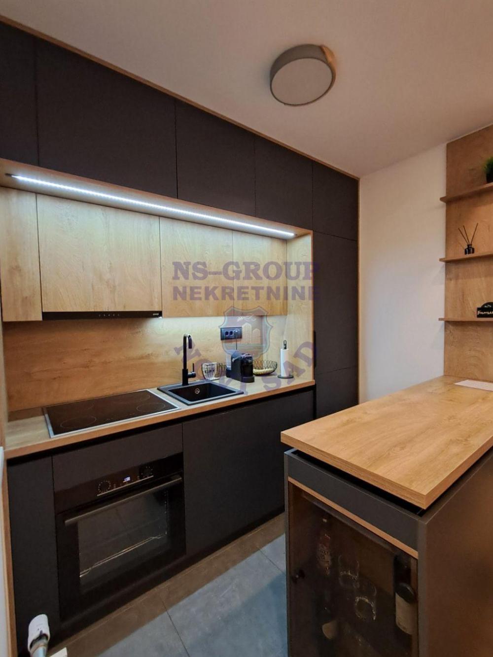 Slika 4 - Odličan jednoiposoban stan u Petrovaradinu! 