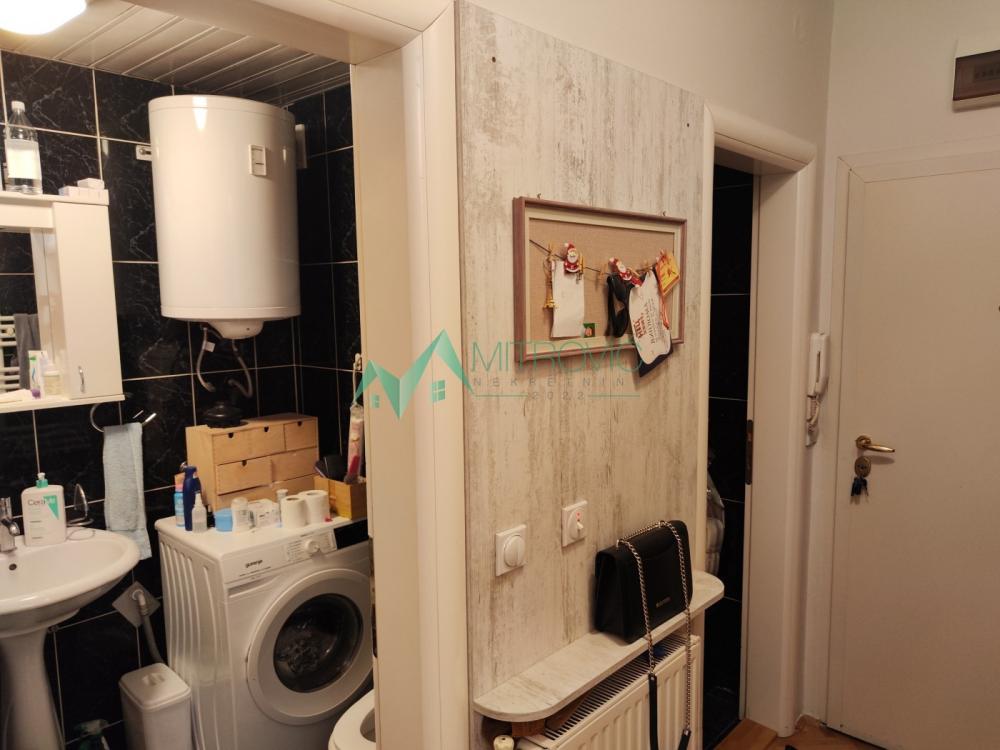 Slika 10 - Dvoiposoban, 60m2, Podbara Novi Sad, sa terasom, ima lift