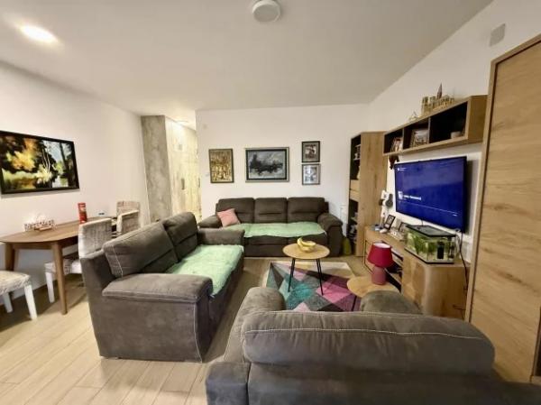 Slika 1 - Prelep dvoiposoban stan na Adicama!