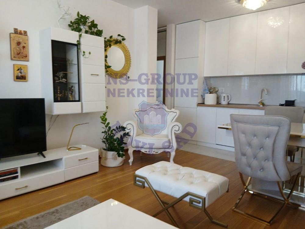 Slika 3 - Trosoban, 77m2, Salajka (Partizanska ulica) Novi Sad, sa terasom, ima lift