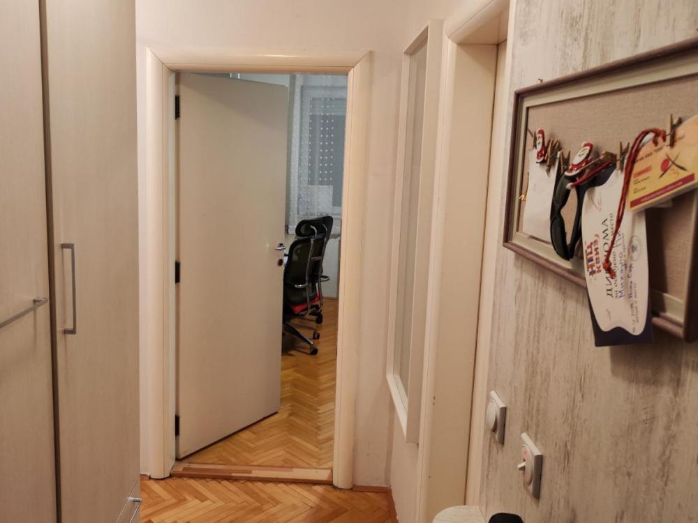 Slika 11 - Trosoban, 60m2, Podbara Novi Sad, sa terasom, ima lift