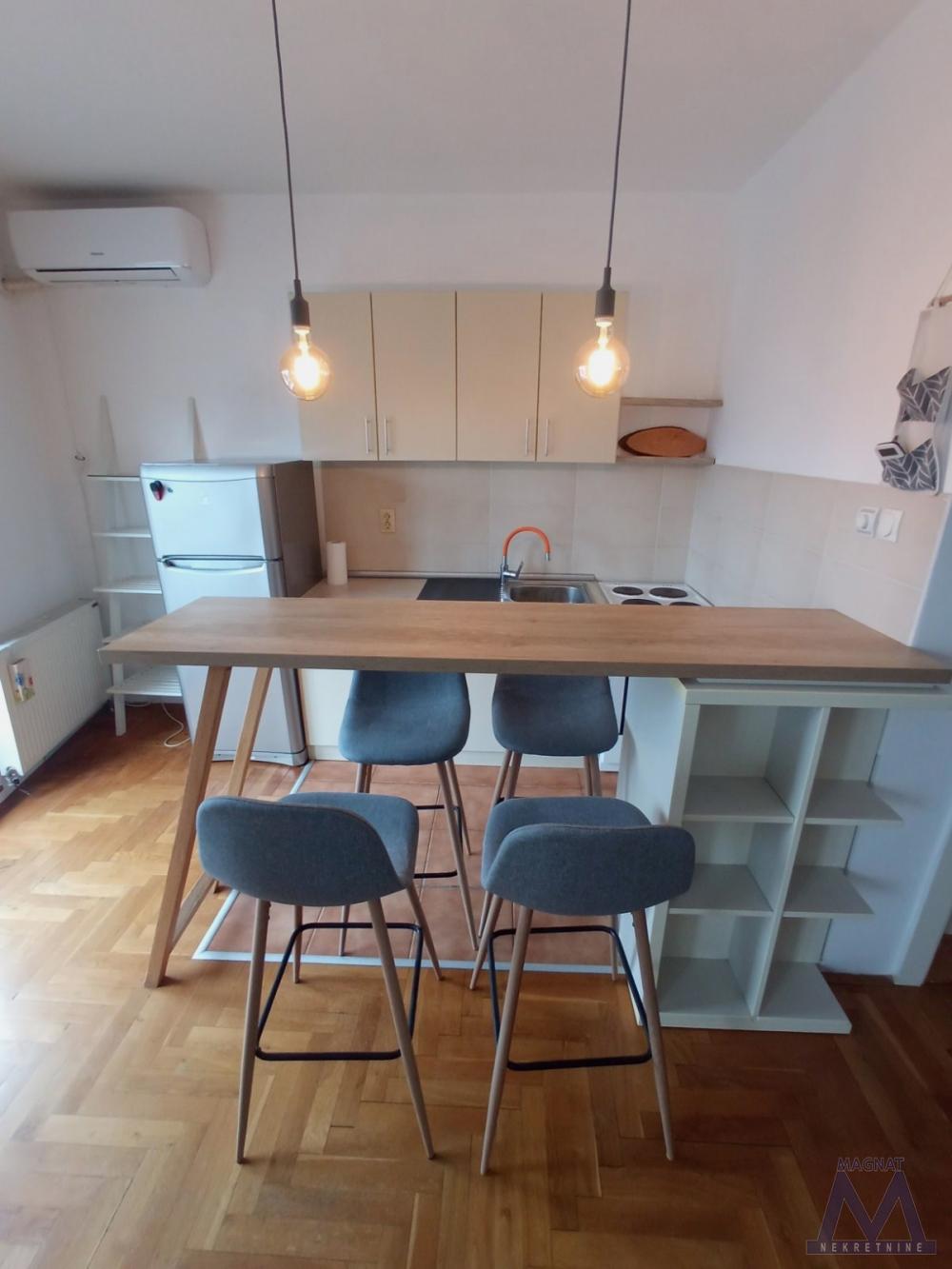 Slika 4 - Stan,NOVI SAD,BULEVAR,kv: 34, € 119000, ID: 1019338