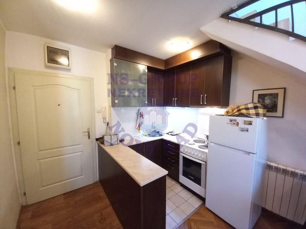 Slika 4 - Trosoban, 55m2, Bulevar Evrope Novi Sad, sa terasom, ima lift