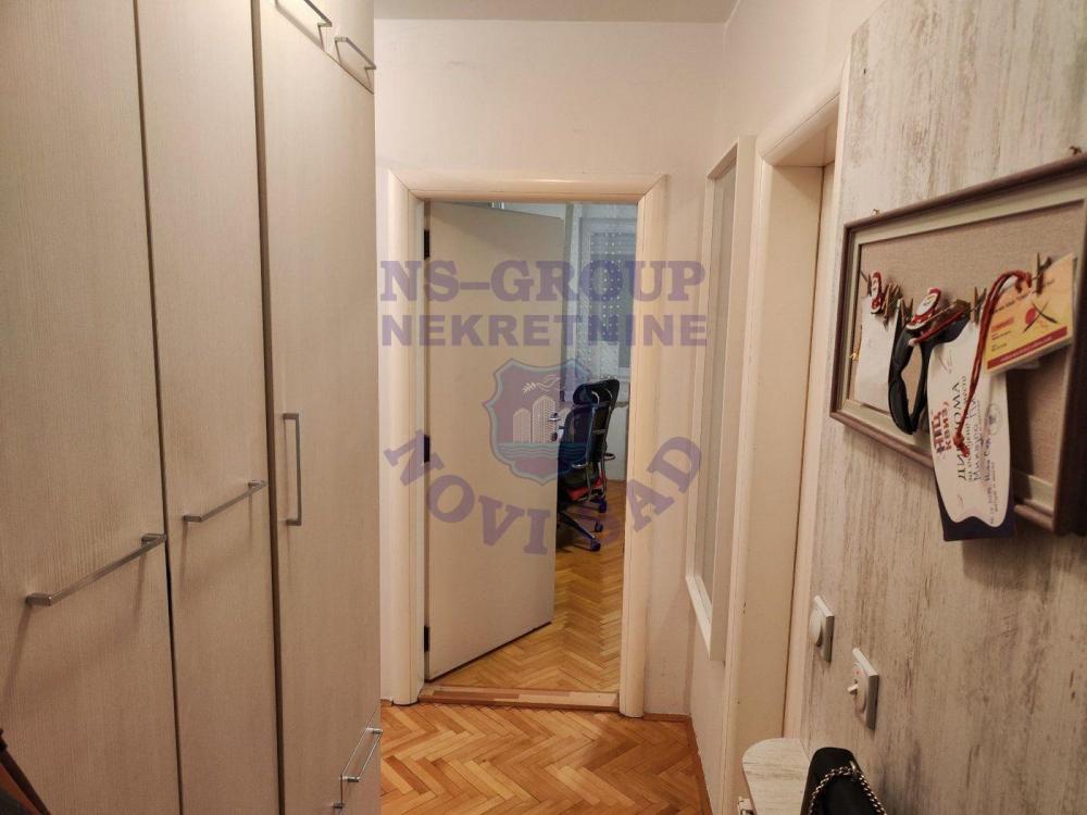 Slika 11 - Trosoban, 60m2, Podbara Novi Sad, sa terasom, sa garažom