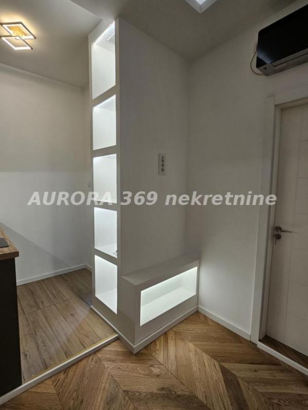 Slika 5 - RETKO! NOVI SAD, CENTAR, STARI GRAD. MALI JEDNOSOBAN SALONAC